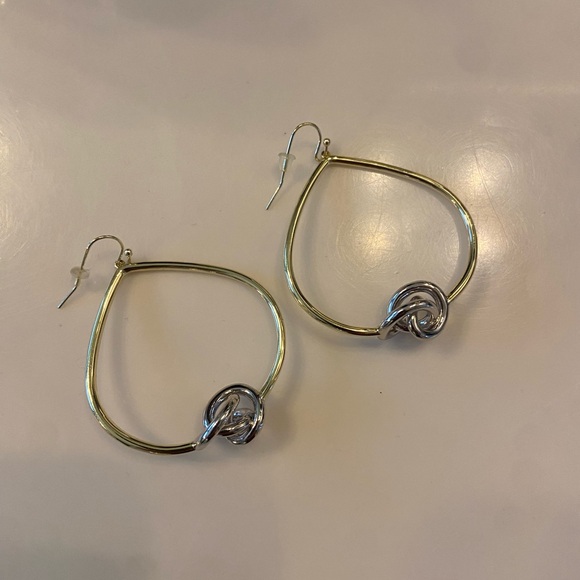 Kendra Scott Earrings - Picture 1 of 1